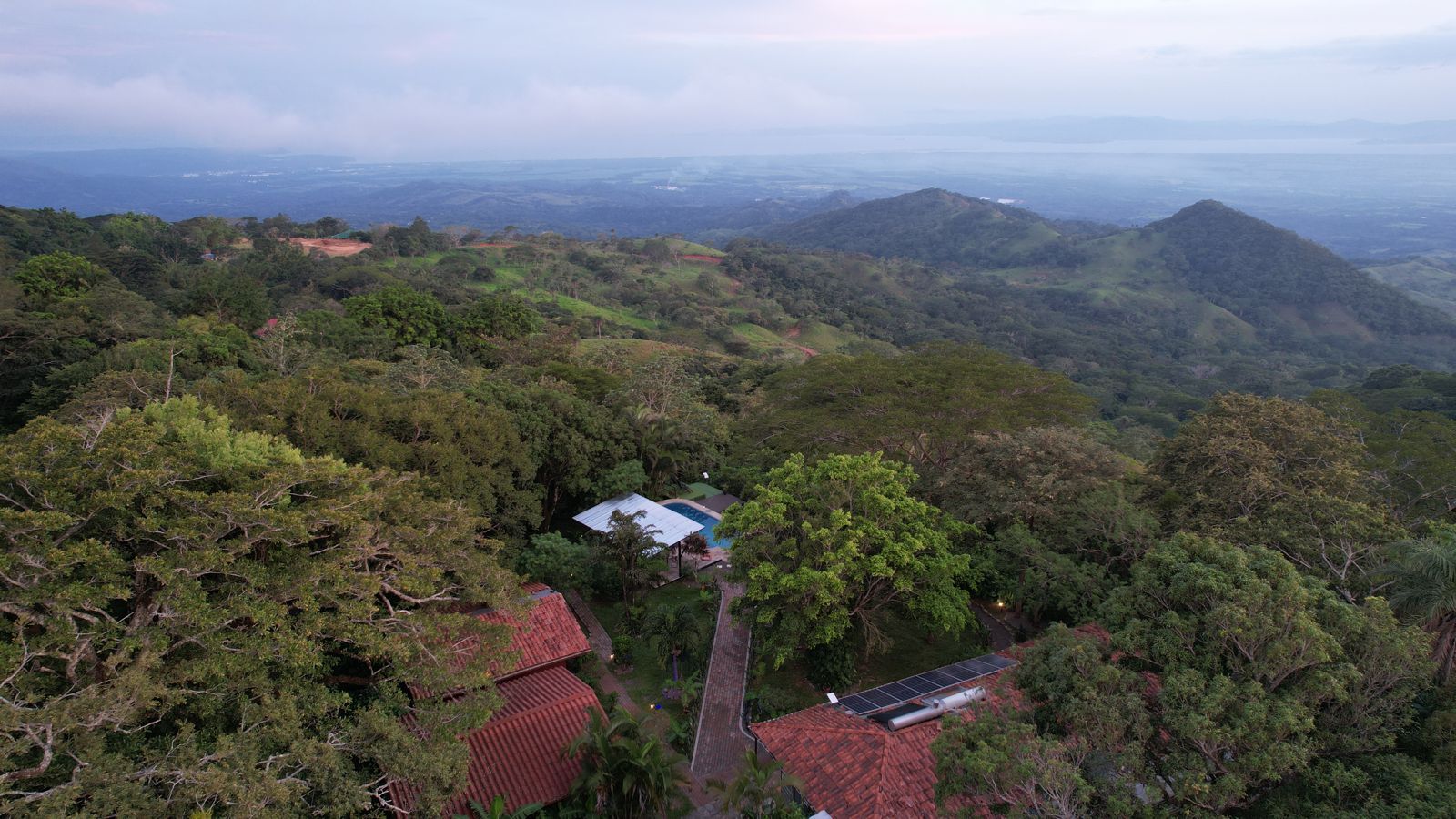 Vista aérea de la finca con el Golfo de Nicoya
