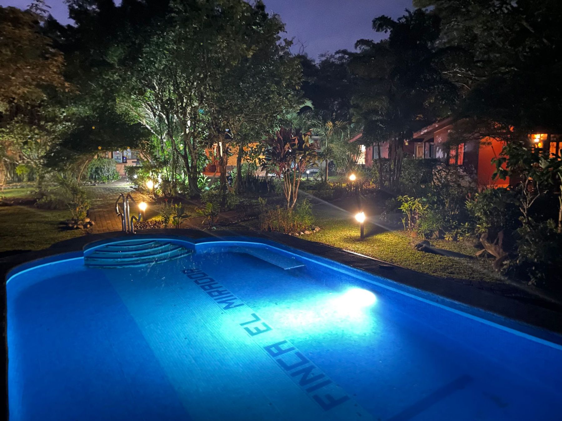 Piscina y jardines de noche