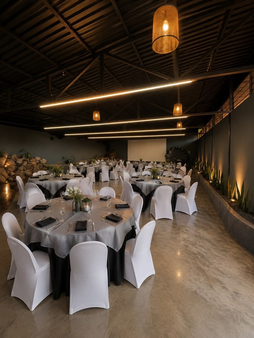 Salón montado en mesas redondas